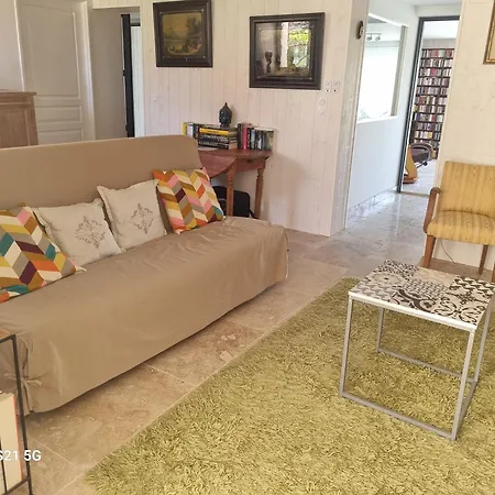 Du Paille En Queue Μπερζεράκ